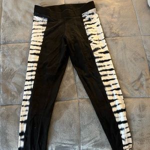 Brand: Express Size: XS Color: Black with a navy blue and white pattern